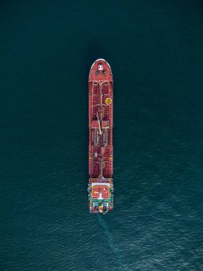Geniş bir kargo gemisi tanker taşıyıcısı, tepeden aşağı hava manzaralı..