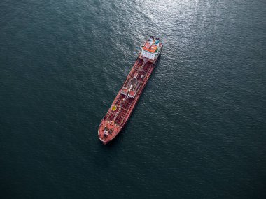 Geniş bir kargo gemisi tanker taşıyıcısı, tepeden aşağı hava manzaralı..
