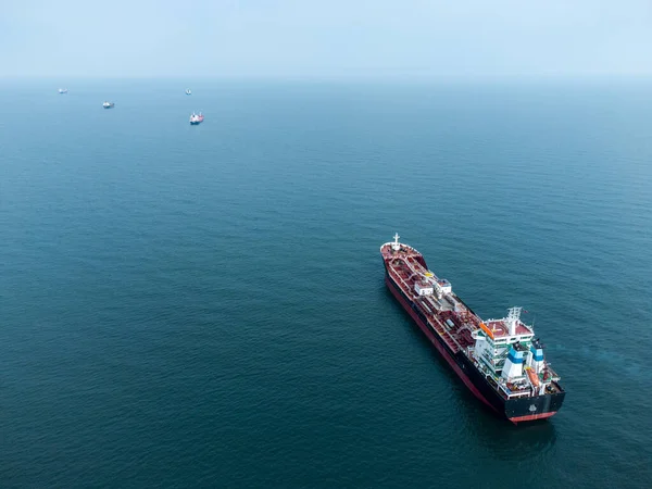 Geniş Bir Kargo Gemisi Tanker Taşıyıcısı Tepeden Aşağı Hava Manzaralı — Stok fotoğraf