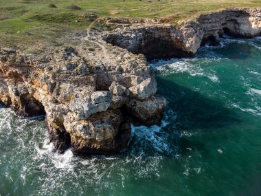 Deniz dalgalarının, muhteşem uçurumların, kayalık sahillerin havadan görünüşü. Tyulenovo, Bulgaristan