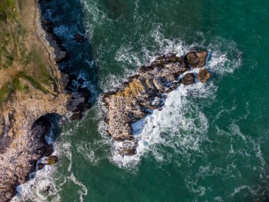 Deniz dalgalarının, muhteşem uçurumların, kayalık sahillerin havadan görünüşü. Tyulenovo, Bulgaristan
