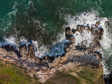 Deniz dalgalarının, muhteşem uçurumların, kayalık sahillerin havadan görünüşü. Tyulenovo, Bulgaristan