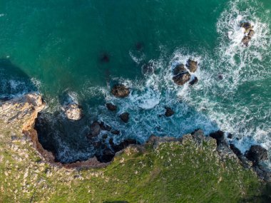 Deniz dalgalarının, muhteşem uçurumların, kayalık sahillerin havadan görünüşü. Tyulenovo, Bulgaristan