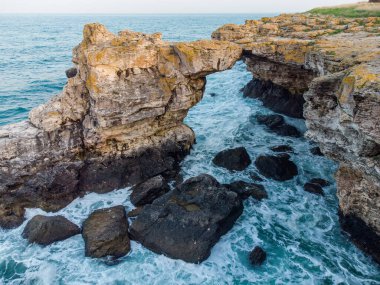 Deniz dalgalarının, muhteşem uçurumların, kayalık sahillerin havadan görünüşü. Tyulenovo, Bulgaristan