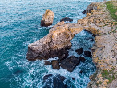Deniz dalgalarının, muhteşem uçurumların, kayalık sahillerin havadan görünüşü. Tyulenovo, Bulgaristan