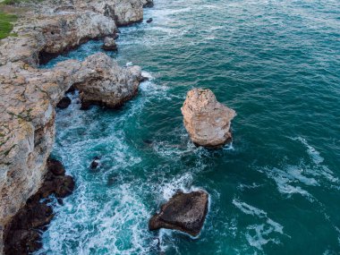 Deniz dalgalarının, muhteşem uçurumların, kayalık sahillerin havadan görünüşü. Tyulenovo, Bulgaristan