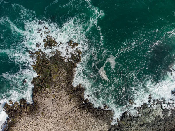 Deniz dalgalarının, muhteşem uçurumların, kayalık sahillerin havadan görünüşü. Tyulenovo, Bulgaristan