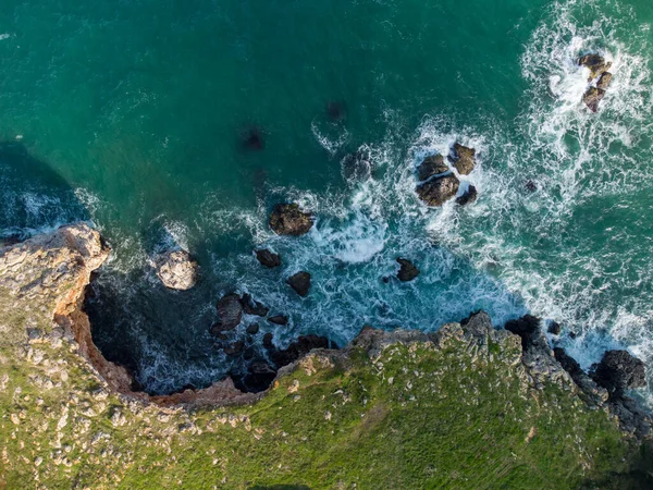 Deniz dalgalarının, muhteşem uçurumların, kayalık sahillerin havadan görünüşü. Tyulenovo, Bulgaristan