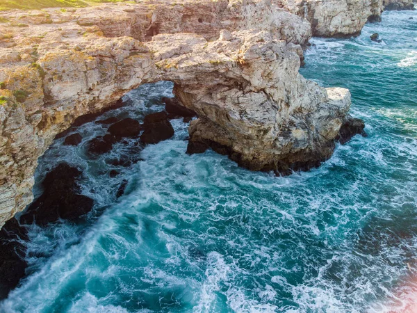 Deniz dalgalarının, muhteşem uçurumların, kayalık sahillerin havadan görünüşü. Tyulenovo, Bulgaristan