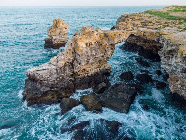 Deniz dalgalarının, muhteşem uçurumların, kayalık sahillerin havadan görünüşü. Tyulenovo, Bulgaristan