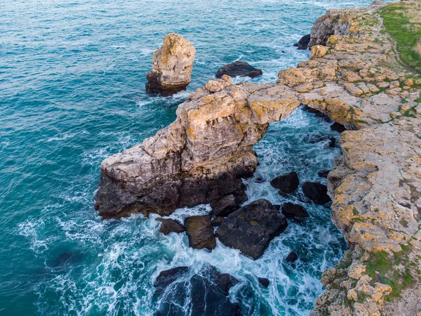 Deniz dalgalarının, muhteşem uçurumların, kayalık sahillerin havadan görünüşü. Tyulenovo, Bulgaristan
