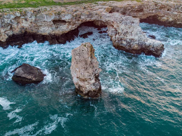 Deniz dalgalarının, muhteşem uçurumların, kayalık sahillerin havadan görünüşü. Tyulenovo, Bulgaristan