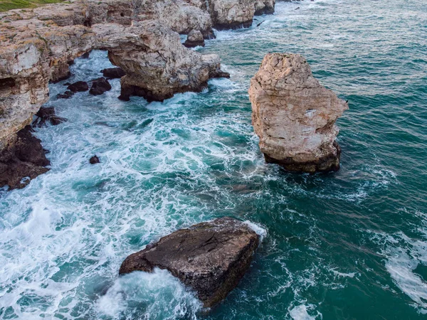 Vista Aérea Las Olas Del Mar Fantásticos Acantilados Costa Rocosa —  Fotos de Stock