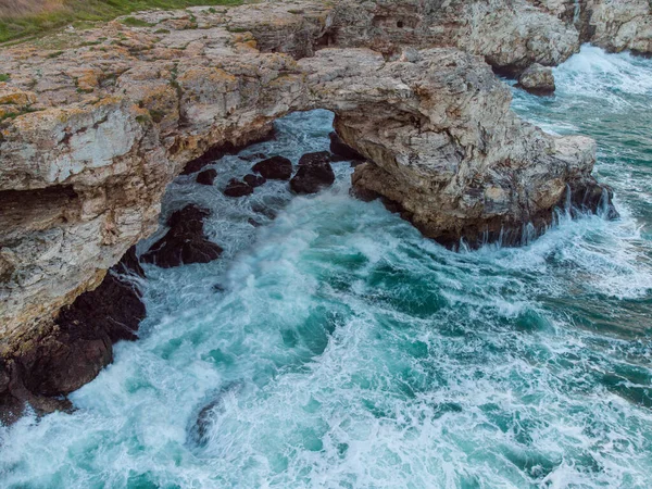 Deniz dalgalarının, muhteşem uçurumların, kayalık sahillerin havadan görünüşü. Tyulenovo, Bulgaristan