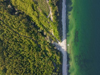Bulgaristan 'daki terk edilmiş güzel kumsalın üst hava manzarası