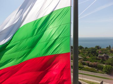 Bulgaristan 'ın Varna Kentine Karşı Bayrağı ve yaz günü mavi gökyüzü