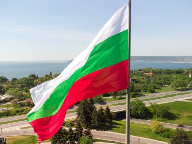 Bulgaristan 'ın Varna Kentine Karşı Bayrağı ve yaz günü mavi gökyüzü