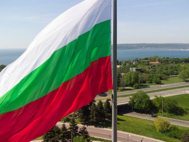 Bulgaristan 'ın Varna Kentine Karşı Bayrağı ve yaz günü mavi gökyüzü