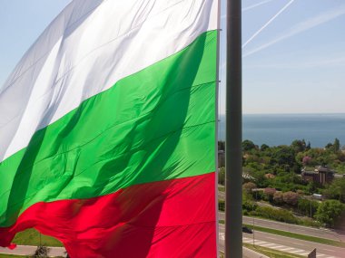 Bulgaristan 'ın Varna Kentine Karşı Bayrağı ve yaz günü mavi gökyüzü