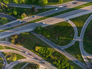 İnsansız hava aracından Varna şehrindeki bir yol kavşağına havadan yukarıdan aşağıya görüntü