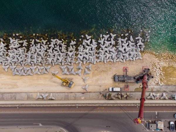 Aeria Vista Superior Construção Quebra Mar Bulldozer Guindaste Uma Pilha — Fotografia de Stock