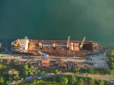 Kargo gemisi limanda boşaltma.