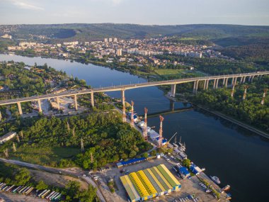 Günbatımında Asparuhov Köprüsü ve Varna Şehri 'nin hava aracı görüntüsü