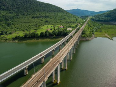 Harika Kayalar ya da Chudnite Skali. Bulgaristan 'ın Tsonevo gölünü geçen köprülerin hava manzarası.