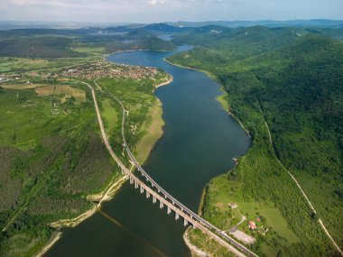 Harika Kayalar ya da Chudnite Skali. Bulgaristan 'ın Tsonevo gölünü geçen köprülerin hava manzarası.
