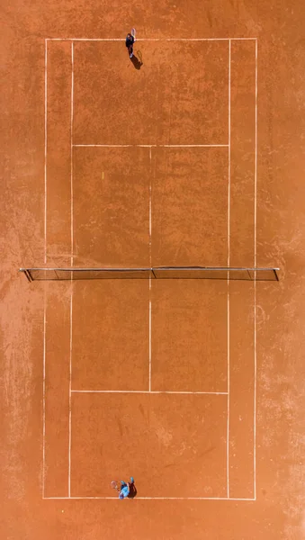 Yukarıdan Bakıldığında Kil Sahada Tenis Oynayan Iki Kişinin Yukarıdan Görünüşü — Stok fotoğraf