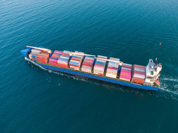 Denizdeki kargo konteynır gemisinin havadan görüntüsü.