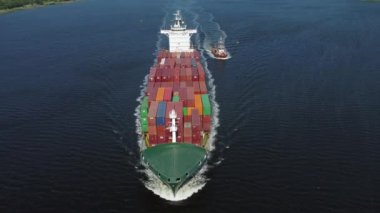 Varna, Bulgaristan - 25 Mayıs 2022. Denizdeki kargo konteynır gemisinin havadan görüntüsü.