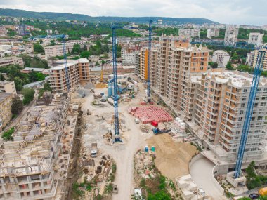 Meşgul şantiye ve inşaat ekipmanları havadan üst görünümü