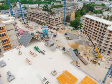 Meşgul şantiye ve inşaat ekipmanları havadan üst görünümü