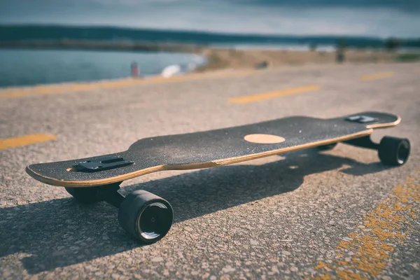 Duplo Pontapé Cutaway Longboard Asfalto Contra Fundo Mar Sem Pessoas — Fotografia de Stock