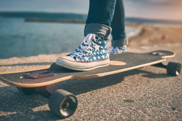 Pés Mulher Tênis Duplo Pontapé Cutaway Longboard Cidade Contra Pano — Fotografia de Stock