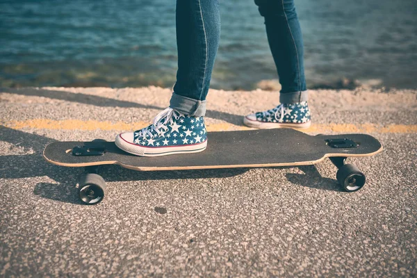 Nohy Ženy Teniskách Double Kick Cutaway Longboard Městě Pozadí Moře — Stock fotografie