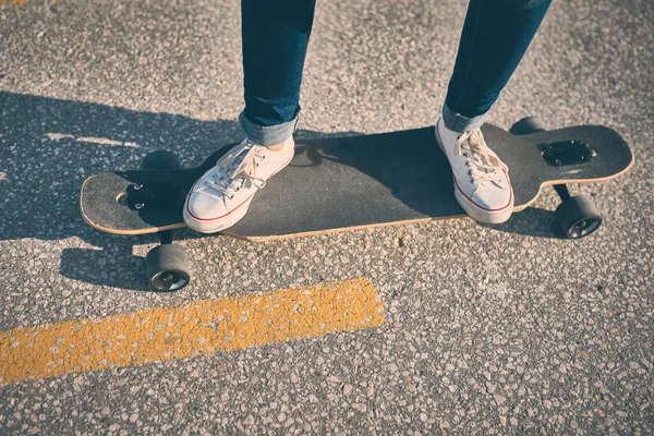 Pés Mulher Tênis Duplo Pontapé Cutaway Longboard Cidade Contra Pano — Fotografia de Stock