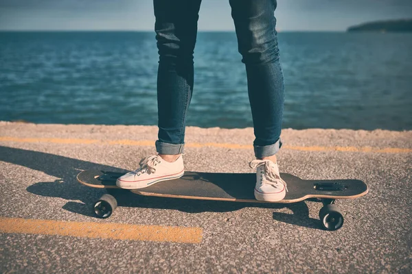 Pés Mulher Tênis Duplo Pontapé Cutaway Longboard Cidade Contra Pano — Fotografia de Stock