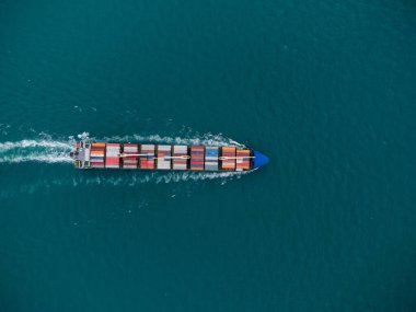Denizdeki büyük kargo konteynır gemisinin havadan görüntüsü.