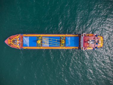 Geniş bir kargo gemisi tanker taşıyıcısı, hava manzaralı..