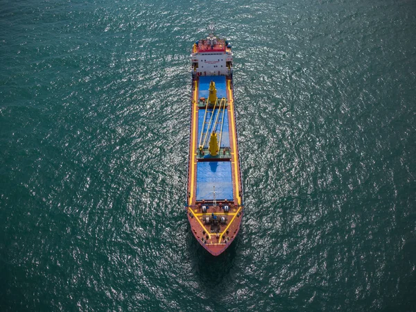 Geniş bir kargo gemisi tanker taşıyıcısı, hava manzaralı..