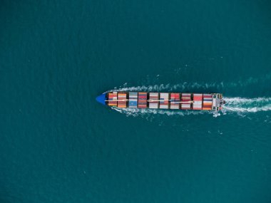 Denizdeki büyük kargo konteynır gemisinin havadan görüntüsü.