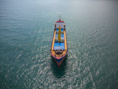 Geniş bir kargo gemisi tanker taşıyıcısı, hava manzaralı..
