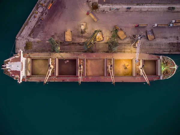 Luftaufnahme Eines Großen Frachtschiffs Massengutfrachter Wird Hafen Bei Sonnenuntergang Mit — Stockfoto