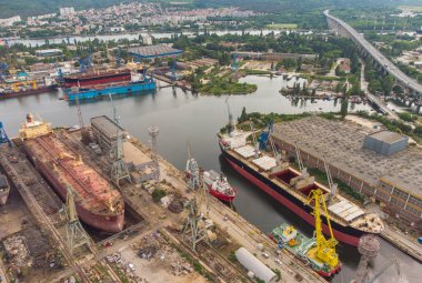 Tanker gemisi kuru rıhtımda onarım, havadan üst görüş.