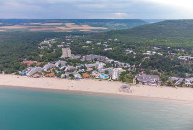 Bulgaristan 'da Albena' nın havadan görünen boş kumlu plaj beldesi