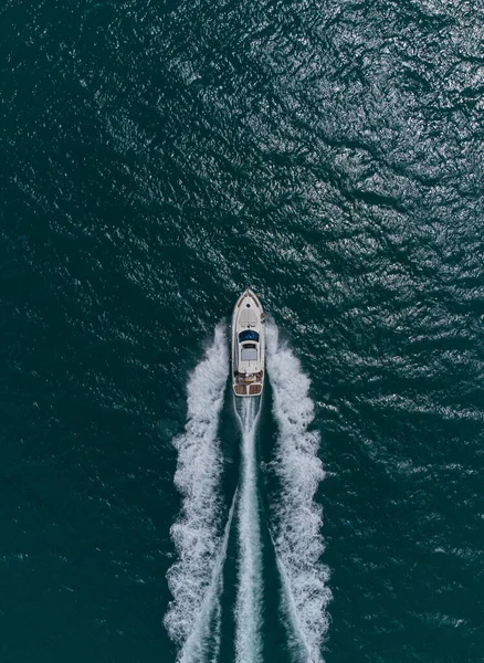 Вид Сверху Белый Скоростной Катер Открытом Море Летний День — стоковое фото