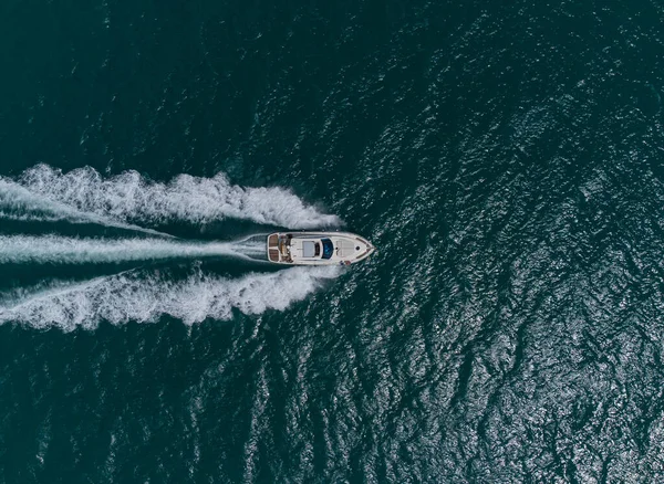 Вид Зверху Вниз Білий Швидкісний Моторний Човен Відкритому Морі Літній — стокове фото