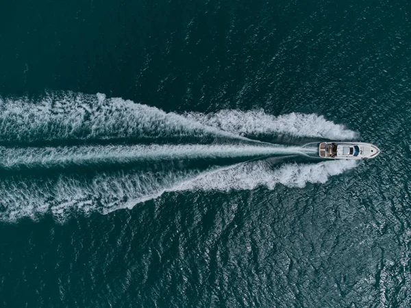 Yazın Açık Denizde Beyaz Sürat Teknesinin Yukarıdan Aşağı Görüntüsü — Stok fotoğraf